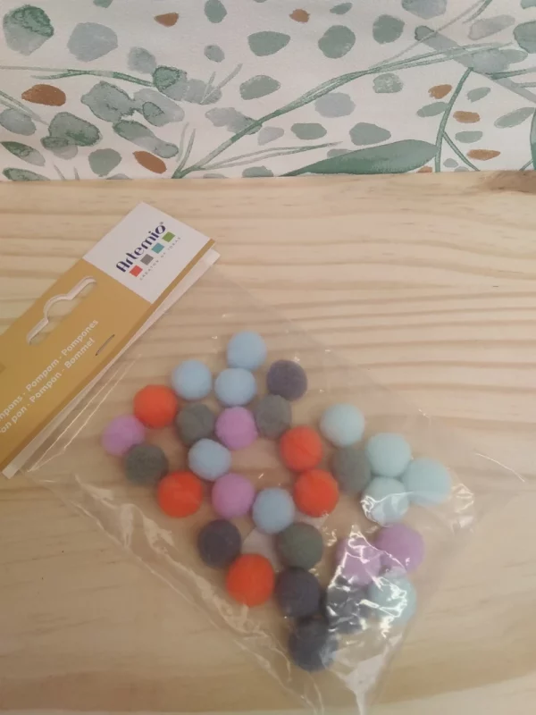 Lot pompoms synthétique 1,5cm Artémio – Image 2